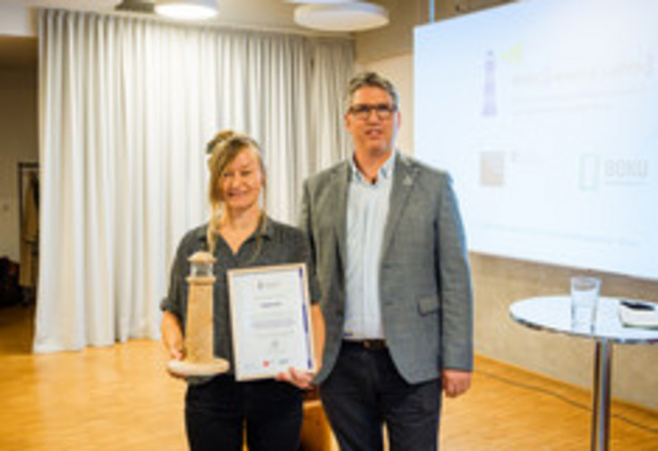 Foto: v.l.n.r. Sophia Rut, Christoph Pfeifer (Vizerektor für Forschung und Innovation)