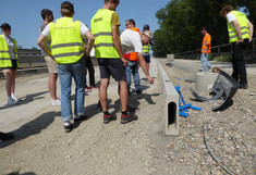 Studenten beim Baustelle auf A4 Autobahn