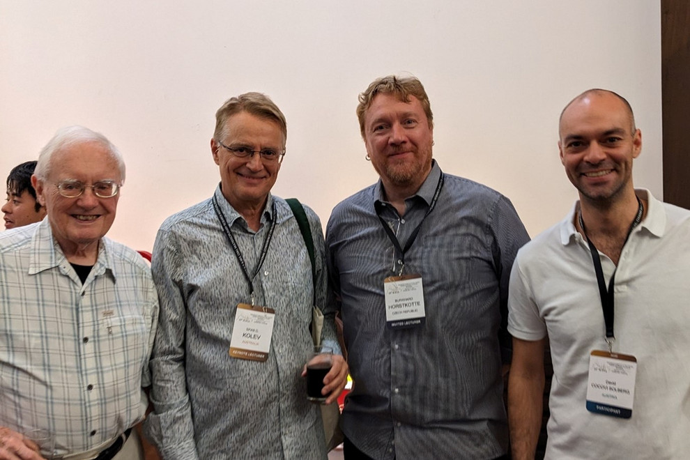 Redaktion von Talanta, von links nach rechts: Vorsitzender des Redaktionsbeirats Gary D. Christian (University of Washington), Chefredakteur Spass Kolev (University of Melbourne), Co-Editoren des Sonderhefts Burkhard Horstkotte (Charles University in Prague) und David Cocovi-Solberg (BOKU University).