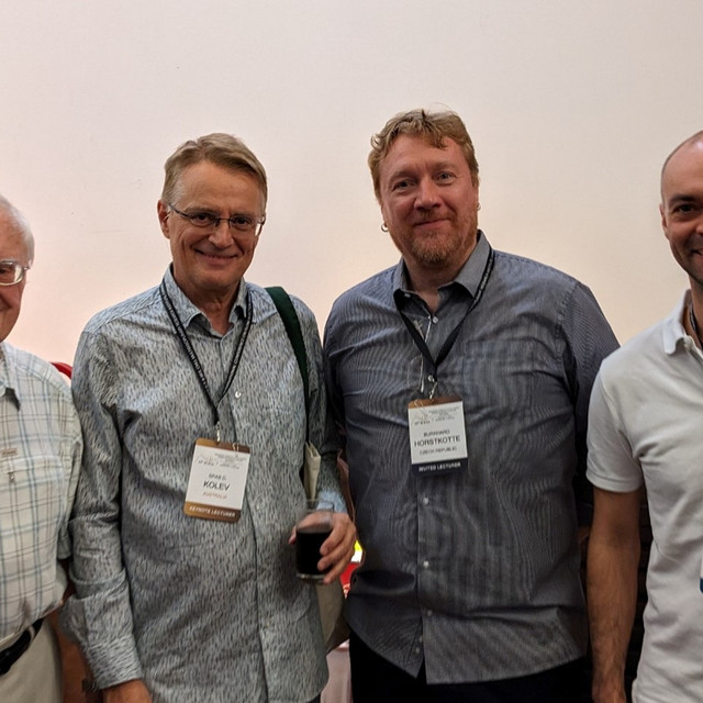 Redaktion von Talanta, von links nach rechts: Vorsitzender des Redaktionsbeirats Gary D. Christian (University of Washington), Chefredakteur Spass Kolev (University of Melbourne), Co-Editoren des Sonderhefts Burkhard Horstkotte (Charles University in Prague) und David Cocovi-Solberg (BOKU University).