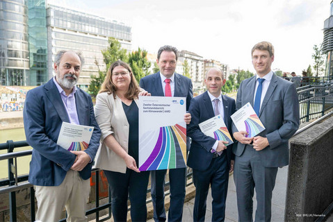 Foto: Von links nach rechts: Keywan Riahi (IIASA), Margreth Keiler (Universität Innsbruck), Umwelt- und Klimaminister Norbert Totschnig, Harald Rieder (BOKU Wien) und Daniel Huppmann (IIASA)