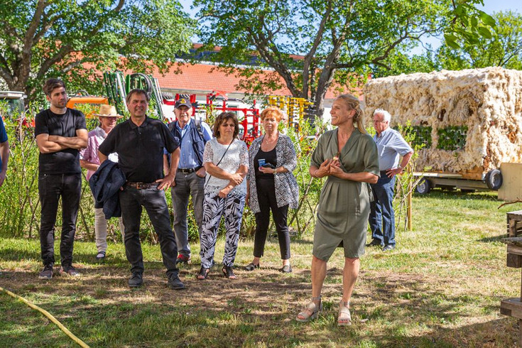 Foto: Rosemarie Stangl spricht im Freigelände des Versuchsgartens