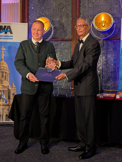 Günter Langergraber mit dem IWA Präsidenten Prof. Hamanth Kasan bei der Übergabe des Awards.