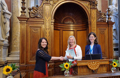 Bild: v.l.n.r. Tamara Krska, Prof. Doris Marko (Uni Wien) und Assoc. Prof. Elisabeth Varga (VetMedUni) gratulieren herzlich (Großer Festsaal der Universität Wien) 