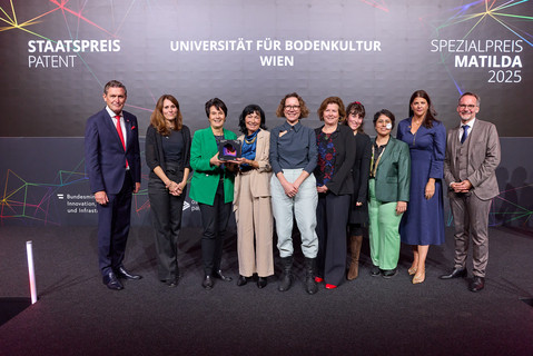 BOKU Vertreter*innen nehmen den Staatspreis Patent 2025 entgegen