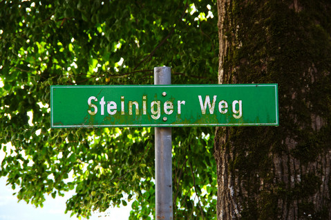 Straßenschild: 'Steiniger Weg'