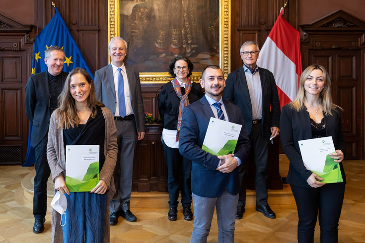 Verleihung des Robert Schlumberger Forschungspreises 1. Reihe v.l.n.r. Preisträger*innen Marie Schauries, Francesco Flagiello, Elena Farolfi 2. Reihe v.l.n.r. Vizerektor Univ.Prof. Christian Obinger, Rektor Univ.Prof. Hubert Hasenauer, Univ.Prof.in Astrid Forneck, Vertreter der Schlumberger Privatstiftung & Laudator Univ.Prof. Dr. Christian Simhandl