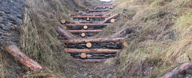 Holzsperren zur Grabensicherung