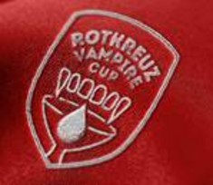 Das Bild zeigt die Bewerbung für den Vampire Cup; Ein roter Hintergrund mit einem Pokal, der auf Stoff gedruckt ist.