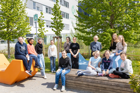 Gruppenfoto der Teilnehmerinnen mit Ela Posch vorm BioTech Zentrum der BOKU (im Freien)
