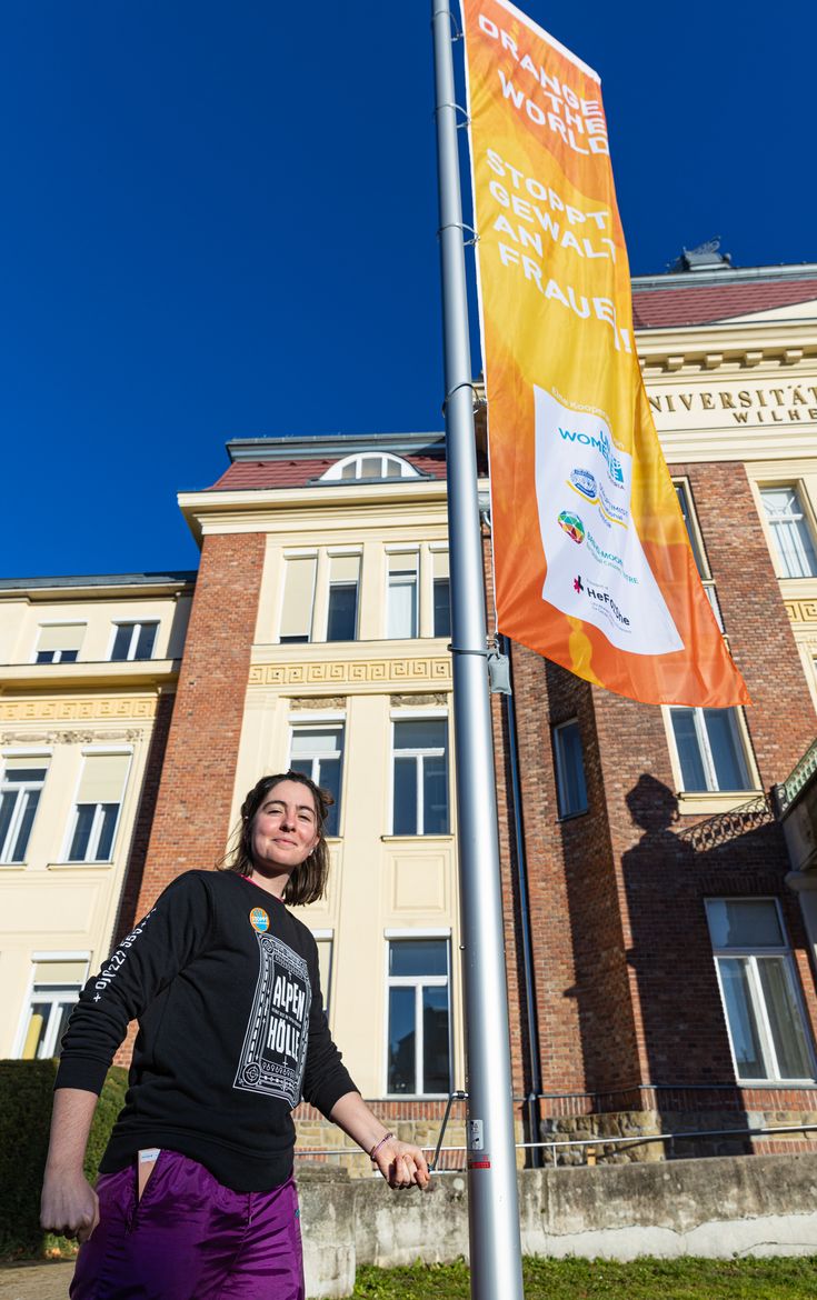Kiara Titze hisst die OTW Fahne vor dem Wilhelm-Exner-Haus