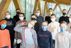 Gruppenfoto der Teilnehmerinnen des BOKU Töchtertags 2022 mit Ela Posch
