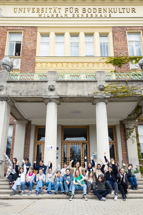 Teilnehmerinnen und Organisatorinnen des BOKU Töchtertags 2023 vor dem Wilhelm-Exner-Haus