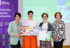 Rektorin Eva Schulev- Steindl, die Preisträgerinnen Carola Bücher und Eva Wagner und Vizerektorin Doris Damyanovic Mit dem Preischeck und der Urkunde