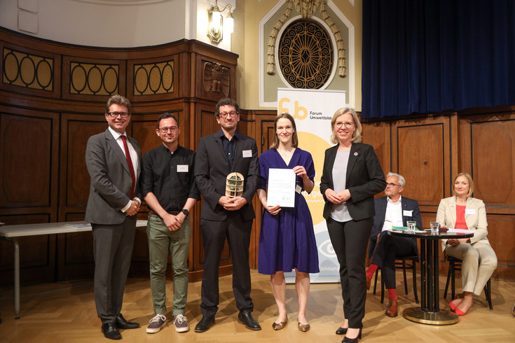 Auszeichnung auf großer Bühne: Daniel Dörler (2.v.l.) erhielt aus der Hand von BM Martin Polaschek und BM Leonore Gewessler den Sustainability Awards 2022 in der Kategorie "Kommunikation und Entscheidungsfindung". © BMK