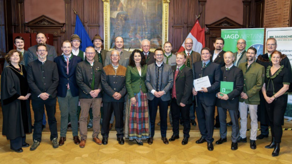 1. Reihe v.l.vn.r.: VRin Assoc.Prof. Dr. Doris Damyanovic, Dietmar Kalkhauser, René Hartwig MA, Martin Butz, Beat Angerer, Mag. Marion Kranabitl-Sarkleti, Jakob Lipp, Franz Preitler, Tobias Bernecker, Mag. Dominik Bischof LLM, MBA, MA, Hannes Brandenberg, Mag. Christine Thurner 2. Reihe v.l.n.r.: Dr. Florian Kunz, Dipl.-Ing. Lukas Wojtosiszyn, Karl Reiter, Dipl.-Ing.(FH) Herbert Ecker MSc, MBA, Hendrik Engelmann LLM, MBA, Ing. LJM-Stv. Johannes Unterhalser, Dipl.-Ing. Peter Klade, Mag. Peter Lennkh, Walter Mahnert, Matthias Goll, Univ.Prof. Dr. Klaus Hackländer