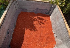 Roter Splitt am Boden des Rahmens