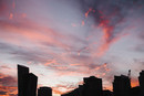 Foto von einer Stadt, Sonnenuntergang, roter Himmel