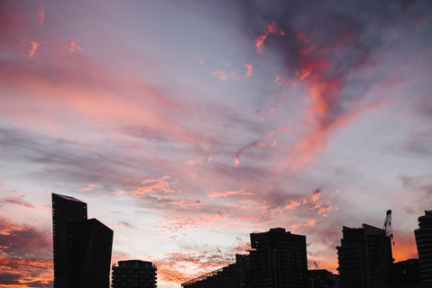 Foto von einer Stadt, Sonnenuntergang, roter Himmel