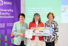 Rektorin Eva Schulev- Steindl, Preisträgerin Ika Darnhofer und Vizerektorin Doris Damyanovic mit dem Preischeck und der Urkunde.