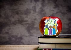 Bücher und Apfel als Symbol für das Fortbildungsprogramm