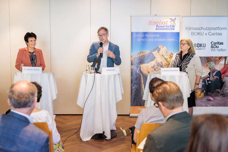 v. l. n. r. BOKU-University-Rektorin Eva Schulev-Steindl, Caritas Österreich-Vizepräsident Alexander Bodmann und Elisabeth Kneissl-Neumayer, Geschäftsführerin von Kneissl Touristik, beim Relaunch der Klimaschutzplattform BOKU x Caritas in Magdas Hotel. @BOKU Medienstelle/Christoph Gruber