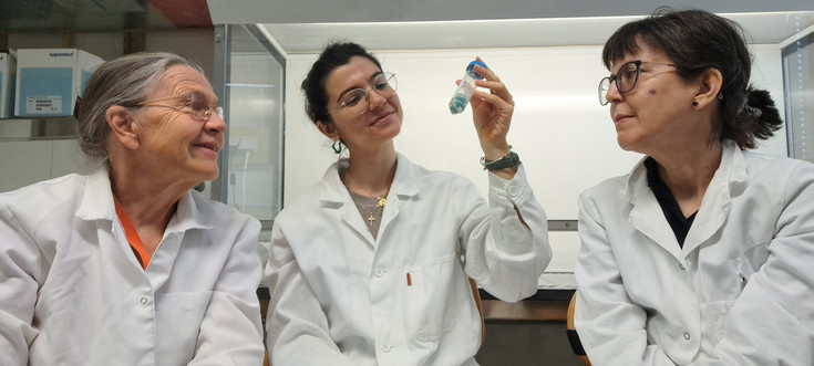 Margit Laimer, Patricia Burillo Cartagena and Eduviges Borroto Fernandez watching the plant tissues transformed 30 years ago. (c) PBU