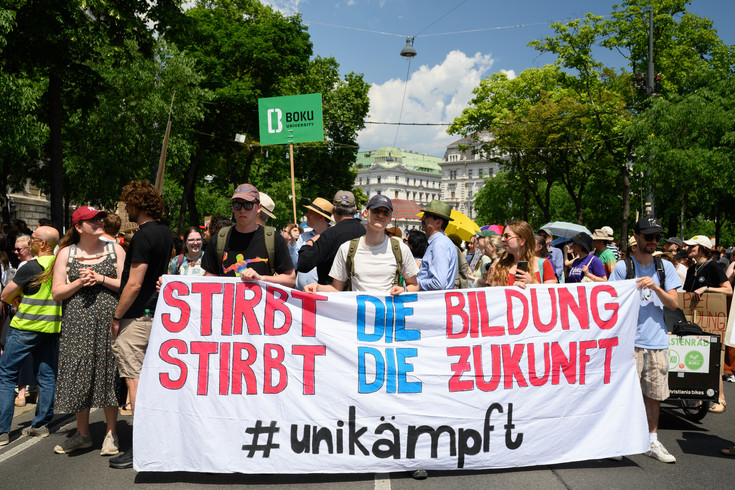 Studierende wie auch Forschende der BOKU nutzen ihr demokratisches Recht, um gegen die mögliche Beschneidung von Forschung und Wissenschaft zu protestieren. (©BOKU/Peter Zeschitz)