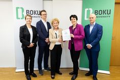 Übergabe des Audit Zertifikats: Dietlinde Kastelliz (Leiterin des Bereichs Audit, Beratung und Evaluation an der AQ Austria), Jürgen Petersen (GF der AQ Austria), Eva Werner (Vizepräsidentin der AQ Austria), Rektorin Eva Schuelv-Steindl und Thomas Guggenberger (Leiter Stabsstelle QM). (c) BOKU Medienstelle/Christoph Gruber