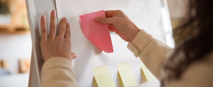 teaser image: female manager sticking post its
