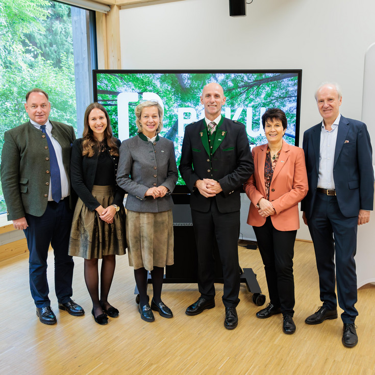 Foto: BOKU Medienstelle/Christoph Gruber (v. l.) Roland Kautz (Österreichische Bundesforste), Jana Pirolt (Land&Forst Betriebe Österreich), Sektionschefin Elfriede Anna Moser (BMLUK), Willibald Ehrenhöfer (Landesrat, Land Steiermark), BOKU-Rektorin Eva Schulev-Steindl und Univ.Prof. Hubert Hasenauer (Leiter Institut für Waldbau, BOKU)