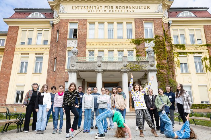 Teilnehmerinnen und Organisatorinnen des Töchtertags 2023 vor dem Wilhelm-Exner-Haus