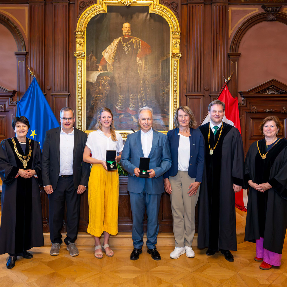 v.l.n.r.: Rektorin Eva Schulev-Steindl, Jürgen Rieger, B.Sc., DI Charlotte Voit B.Sc., ADir. Ing. Siegfried Huss, Prof. DI Dr. Renate Kunert, Senatsvorsitzender Roland Ludwig, Vizerektorin Doris Damyanovic.