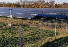 Agro-Photovoltaikanlagen könnten hier neuartige, multifunktionelle gemeinsame ressourceneffiziente Nutzungen von landwirtschaftlichen Flächen in Kombination mit erneuerbaren Energieträgern bieten.
