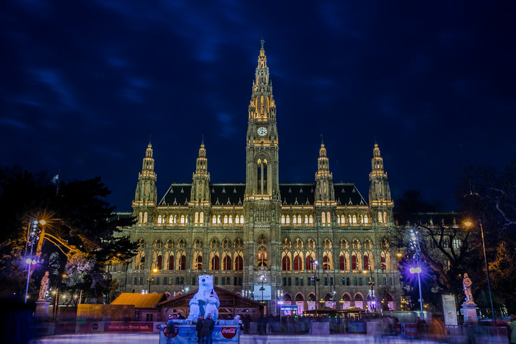 https://pixabay.com/en/town-hall-vienna-town-hall-square-1332069/