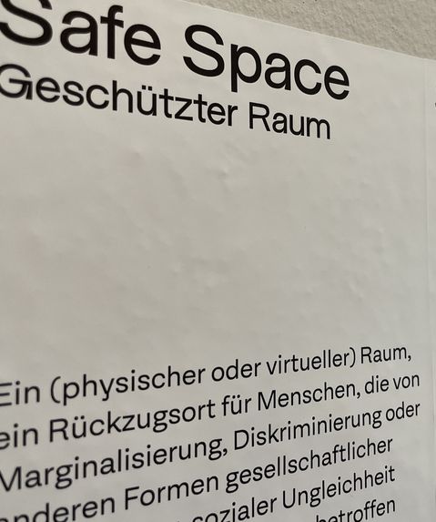 Das Bild zeigt den Schriftzug "Safe Space" und einen Auszug aus der Begriffsbeschreibung; Aus der Ausstellung "What the Fem*" des Stadtmuseum Nordico Linz 2022/23