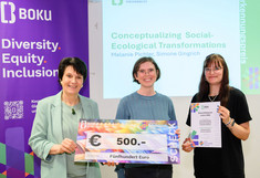 Preisträgerin Melanie Pichler, Rektorin Eva Schulev Steindl und Veronika Müller mit dem Preisscheck