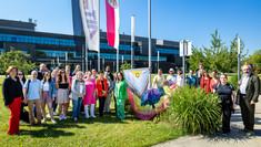 Zahlreiche BOKU Angehörige beim Hissen der Regenbogenfahne vor dem UFT Tulln