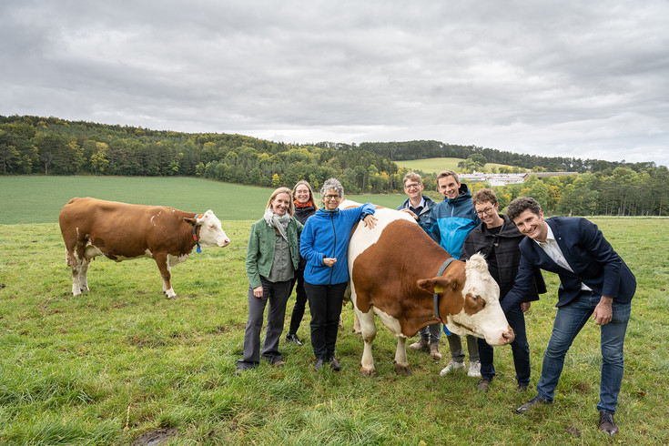 (v. li.) Das „COwLEARNING“-Forschungsteam Marianne Penker (BOKU Wien), Daniela Haager (Vier Pfoten), Susanne Waiblinger (VetmedUni Wien), Stefan Hörtenhuber (BOKU Wien), Fabian Schweiger (Verein regionale Kulinarik), Alexandra Frangenheim (BOKU Wien, Ernährungsrat), Stefan Stegfellner (Rinderzucht Austria) – sowie als Interessenvertreterin Kuh Labella. 