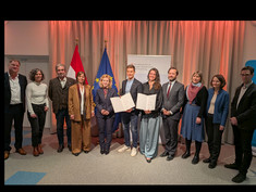 Thomas Vogel (Horizont3000, Fachjury), Melanie Pichler (Institut für Soziale Ökologie, Fachjury), Andreas Melcher (Institut für Entwicklungsforschung) und Stefanie Lemke (Institut für Entwicklungsforschung, Fachjury), Bundesministerin Eva Maria Holzleitner, Hauptpreisträger Felix Dorn (Institut für Soziale Ökologie), Nachwuchspreisträgerin Anna Maria Brunner (Uni Innsbruck und Institut für Entwicklungsforschung), Geschäftsführer Jakob Calice (OeAD) und Christina Plank (Institut für Entwicklungsforschung), Karin Küblböck (ÖFSE, Laudatio), Robert Hafner (Uni Innsbruck, Laudatio). © BOKU/Andreas Bauer