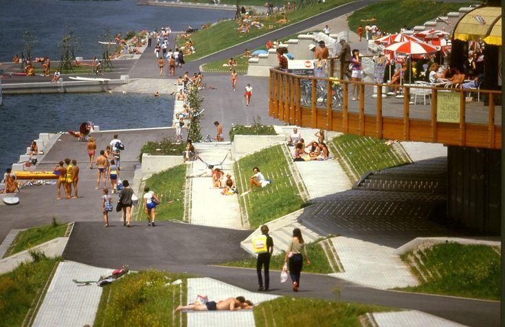 Der Bedarf nach Erholungsraum am Wasser ist groß. Die Sonnenterrassen während der Bauarbeiten (1984) und nach Fertigstellung (1985) (Fotos Franz Meneder)