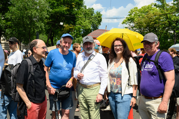 V.l.: Wolfgang Liebert (Ethikplattform) sowie Markus Fiebig, Peter Holubar und Rita Renz vom Betriebsrat zeigten volle Solidarität (©BOKU/Peter Zeschitz)