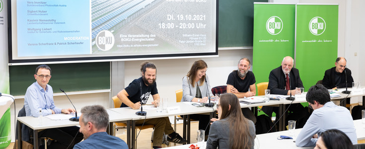 Lebhafte Diskussion: Im Anschluss an die Impulsvorträge stand das Podium für Fragen aus dem Publikum zur Verfügung: (v.l.) Sigbert Huber (Umweltbundesamt), Johannes Schmidt (Institut für Nachhaltige Wirtschaftsentwicklung, BOKU), Vera Immitzer (Bundesverband Photovoltaik Austria), Patrick Scherhaufer (Moderation, BOKU), Kasimir Nemestothy (Landwirtschaftskammer Österreich) und Wolfgang Liebert (Institut für Sicherheits- und Risikowissenschaften und Ethikplattform, BOKU). (c) BOKU Medienstelle/Christoph Gruber