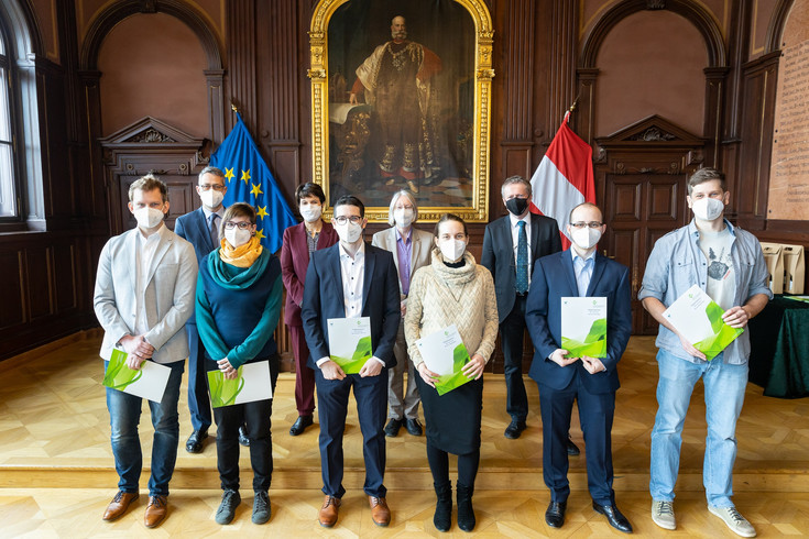 BOKU Talent Awards 1. Reihe v.l.n.r.: Preisträger:innen Philipp Thunshirn, Sophie Kratschmer, Benjamin Salzer, Claudia Zefferer, Thomas Gabler, Benjamin Dauth 2. Reihe v.l.n.r.: Generaldirektor des Jubiläumsfonds Daniel Löcker, Rektorin Eva Schulev-Steindl, Senatsvorsitzende Gerda Schneider, Vizerektor Christian Obinger (c) BOKU-IT Medienstelle