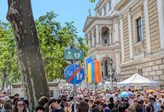 Many people in front of the University of Vienna