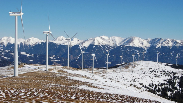 Windpark in den Niederen Tauern in den Alpen, aufgereihte Windräder