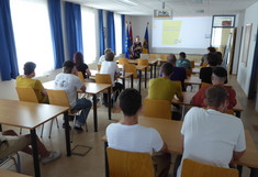 Studenten in einem Seminarraum hören einen Vortrag