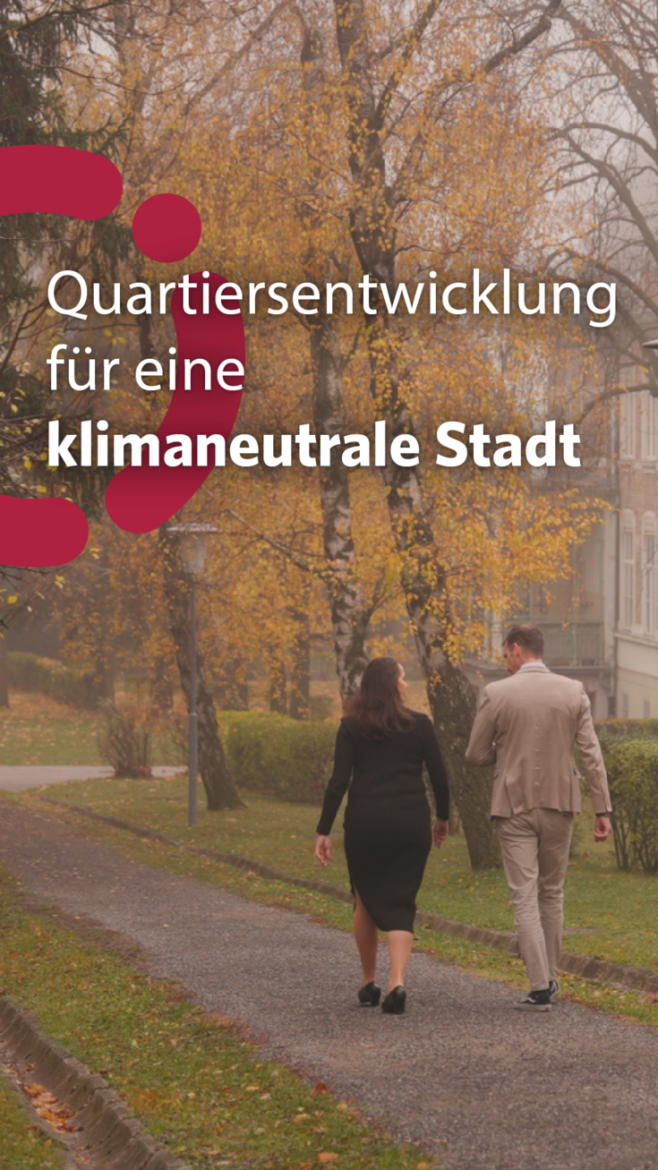 Ein Paar spaziert in einem Park im Hintergrund ein Haus. Darübergelegt ein Logo und der Schriftzug: "Quartiersentwicklung für eine klimaneutrale Sradt"