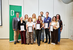Foto aller Preisträger*innen, der BOKU Preise Erfinderin des Jahres, Erfindung des Jahres, Start-up des Jahrs, Resarch to Market Award, die von VR Christoph Pfeifer die Preise im Rahmen des Forschungsservice Open House erhalten haben