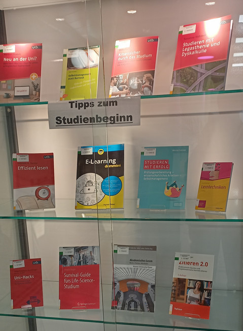 Vitrine Literatur zu Studienbeginn